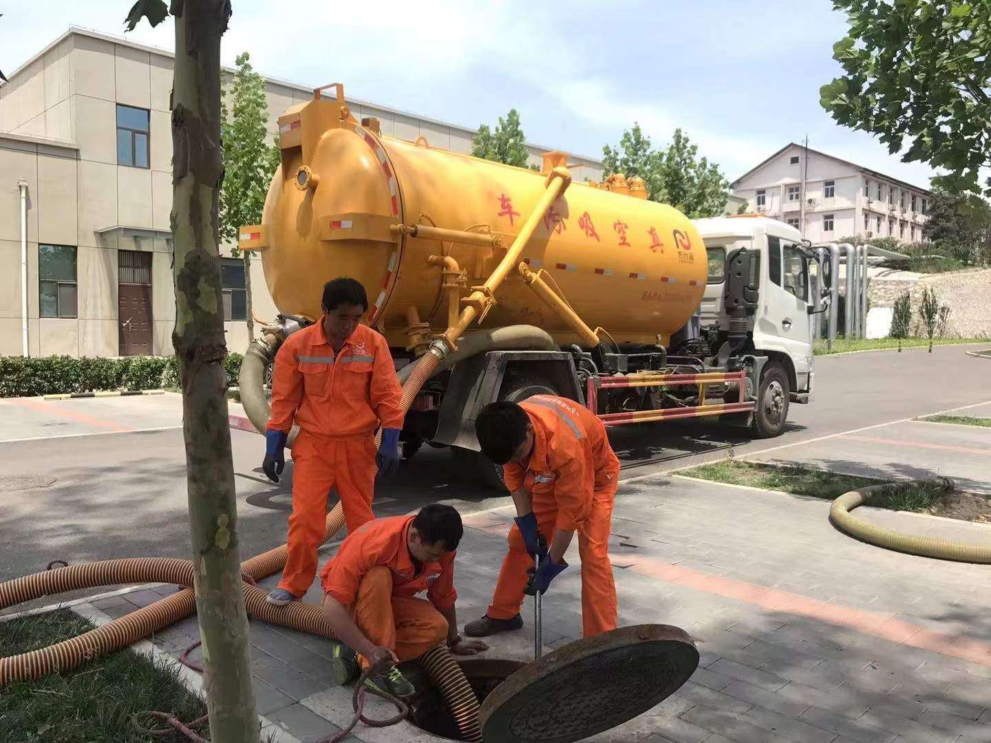 小店管道疏通车停在窨井附近