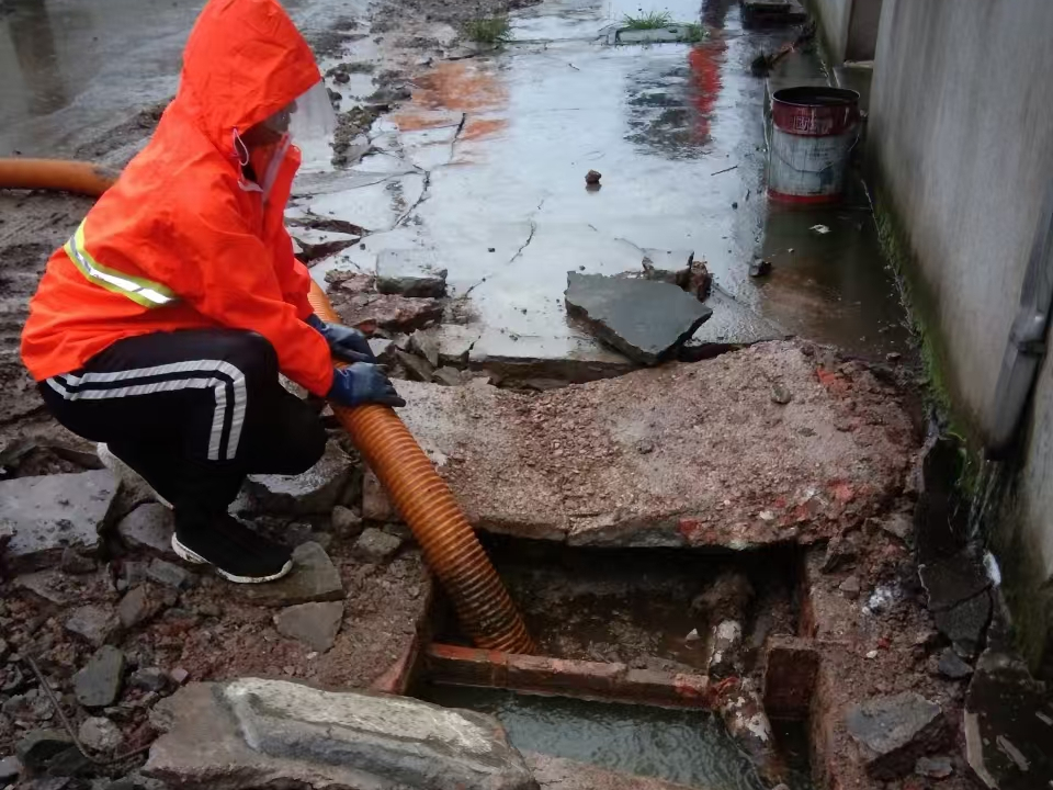 小店专业清理污水池 炜誉市政以规范流程守护城市 “肠道”