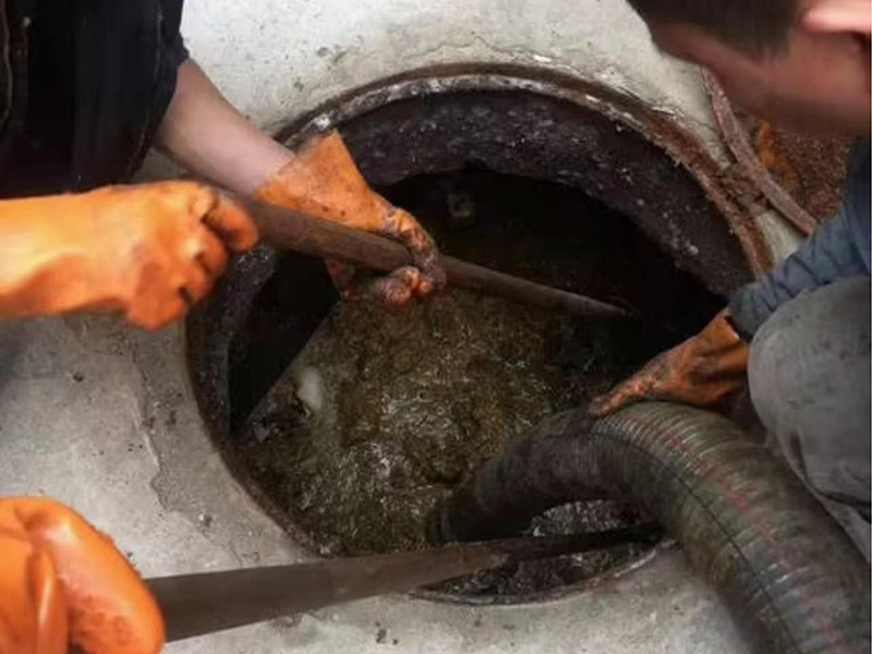 小店清理化粪池时如何避免沼气的危害?